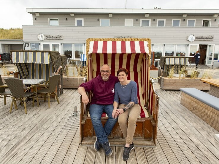 Zu sehen sind Holger und Kristina auf Amrum. Sie sitzten in einem Strandkorb.