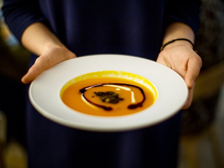 Bei der Shred Diät wird bis zu sieben Mal täglich gegessen. Die Mahlzeiten, wie zum Beispiel Suppen, fallen dafür eher klein und kalorienarm aus.