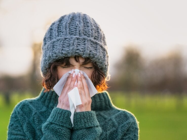 Erkältet? Wenn sich zum Schnupfen starke Hals- oder Kopfschmerzen oder "buntes" Sekret gesellen, sollten Sie einen Termin beim Arzt vereinbaren – und sich danach ins Bett begeben!