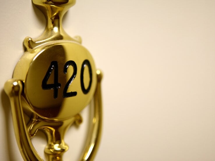 Eine Schild mit der Zahl 420.
