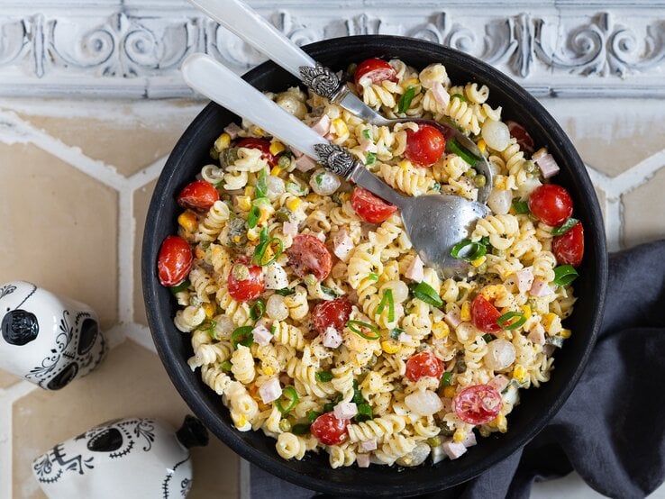 Der Nudelsalat von Carmen Geiss in der Draufsicht, darin steckt Salatbesteck. | © Stephanie Just