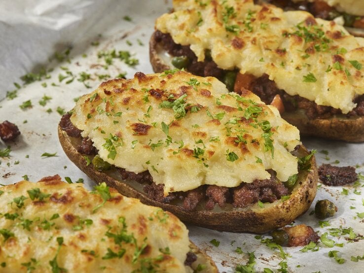 Gefüllte Kartoffeln mit Hackfleisch und Püree-Haube , bestreut mit Petersilie.