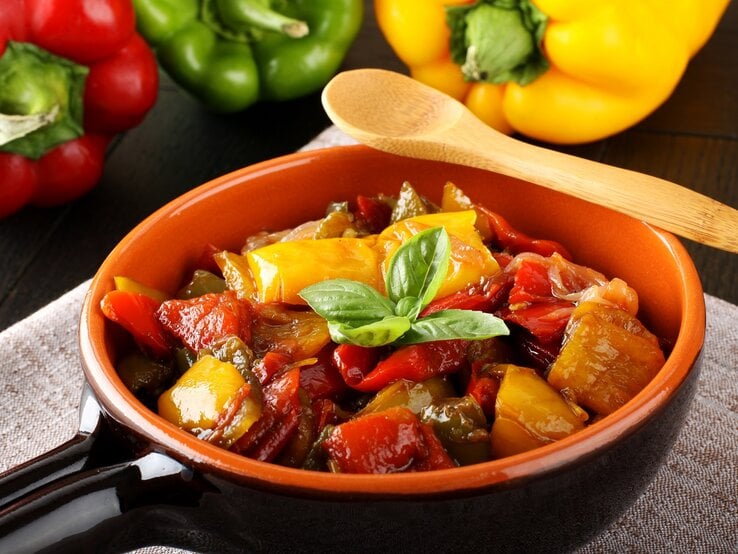 Eine Schüssel mit Peperonata auf einem Küchentuch.