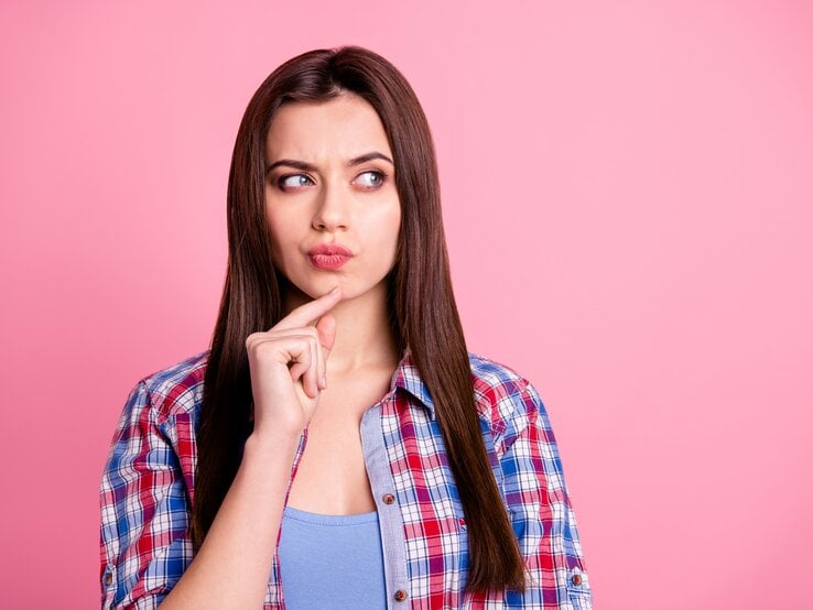 Eine nachdenkliche Frau