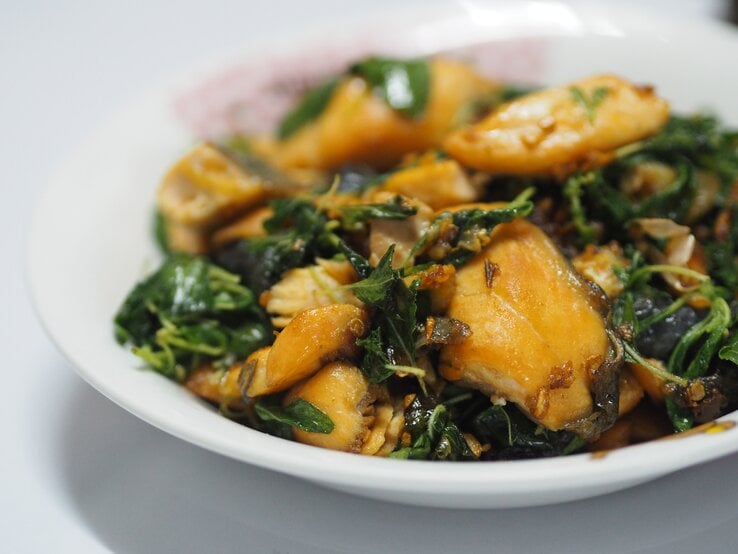 Eine Schale Mangold-Kartoffeln, sehr dicht herangezoomt.