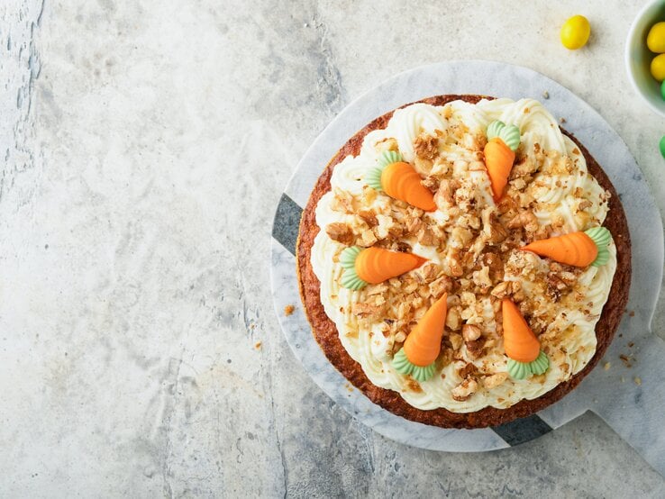 Draufsicht auf einen schwedischen Karottenkuchen mit osterlicher Dekoration. | © Getty Images/kasia2003