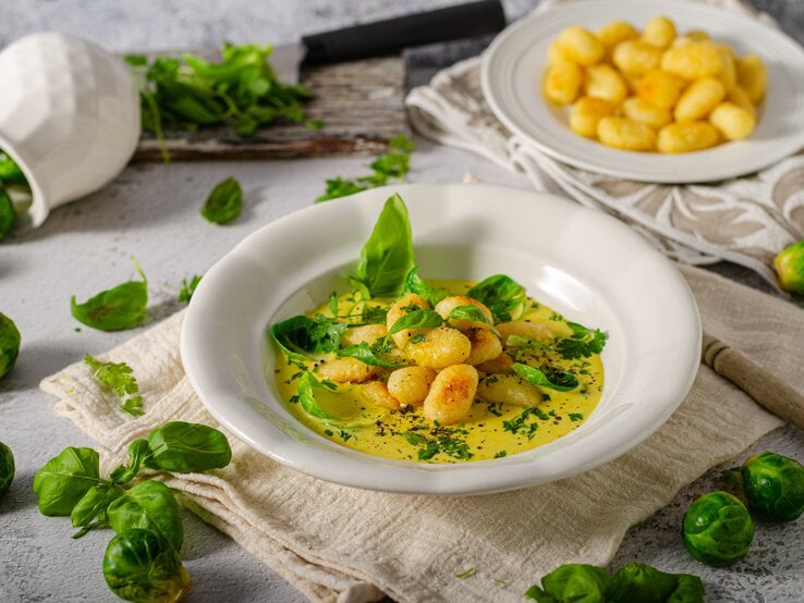 Gnocchi in Rosenkohl-Curry auf weißem Teller.  | © Adobe Stock/Stepanek Photography