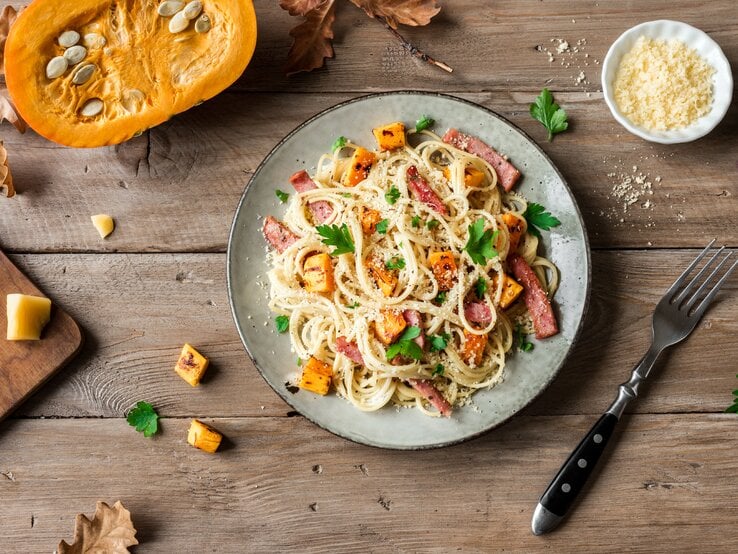 Kürbis-Carbonara auf Holztisch.  | © shutterstock/Oksana Mizina