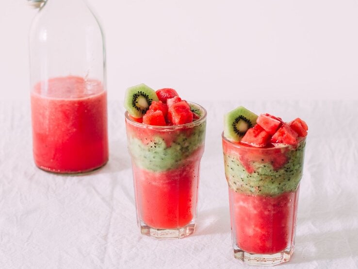 Zwei Gläser mit dem Wassermelonen-Kiwi-Smoothie auf weißem Unter- und Hintergrund. | © Shutterstock/ yari2000