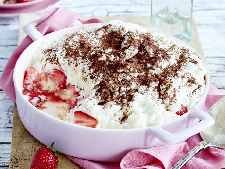 Milchreis-Tiramisu mit Erdbeeren in Schale angerichtet.