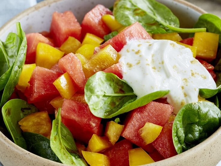 In einer Schüssel ist ein Wassermelonen-Mix angerichtet. Er ist mit Magerquark und Ingwerpulver verfeinert.