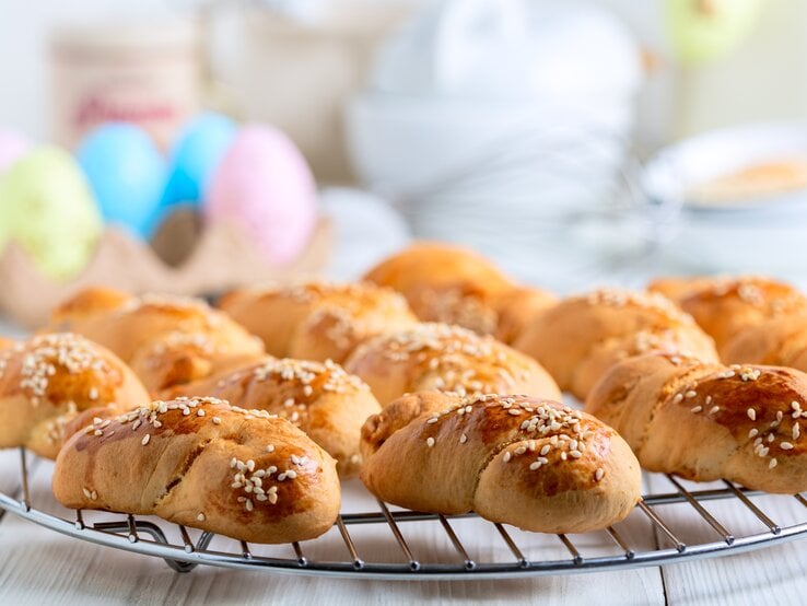 Seitenansicht eines Kuchengitters, belegt mit einem griechischem Ostergebäck.  | © Adobe Stock/sriba3