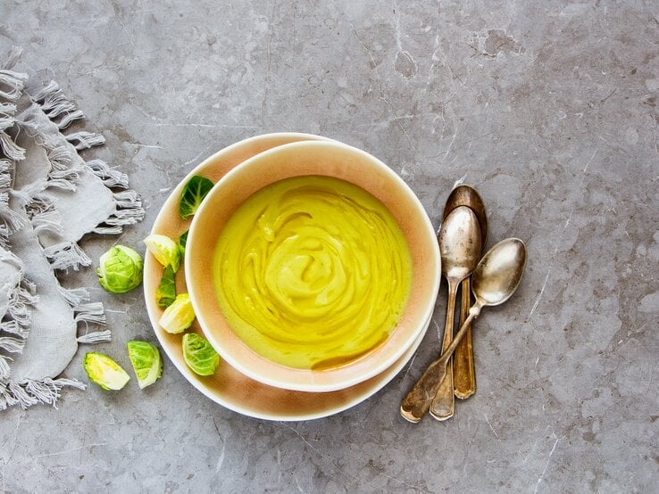 Rosenkohl-Püree in Schüssel auf grauem Untergrund.  | © Adobe Stock/yuliyagontar