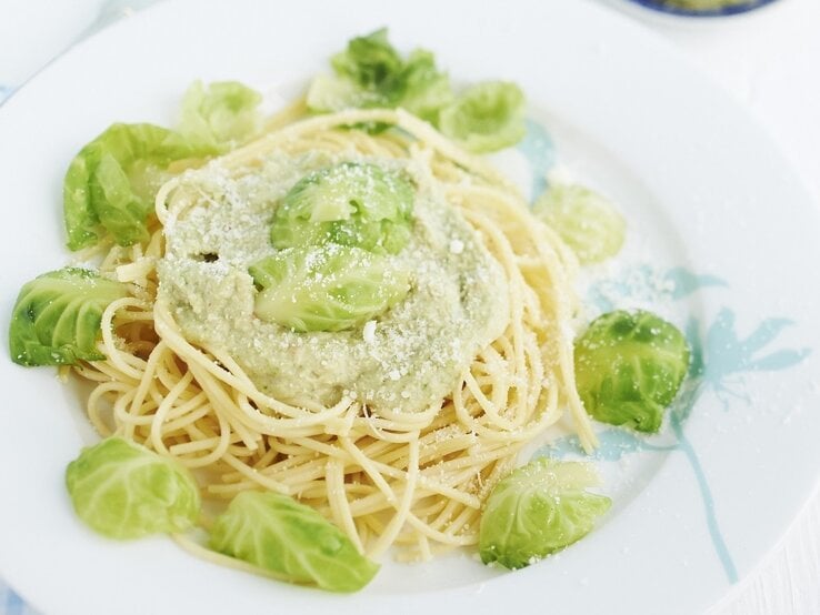 Spaghetti mit Rosenkohlpesto auf weißem Teller und hellem Untergrund. Draufsicht. | © StockFood / Kompanik, Hannah