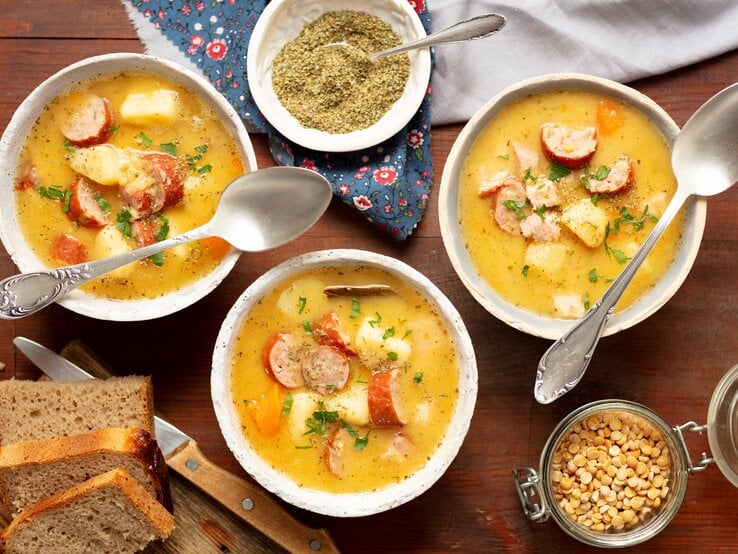 Grochowka in tiefen Tellern serviert.