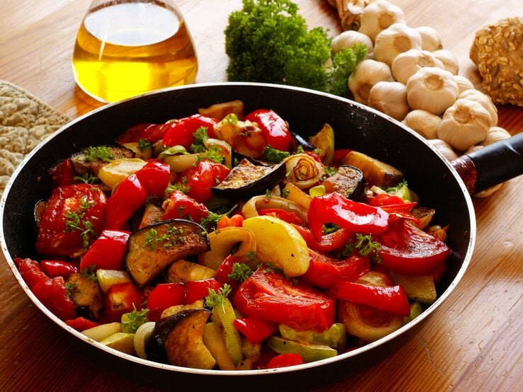 Pfanne gefüllt mit Ratatouille. 