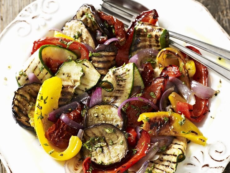 Mediterrane Grillgemüse auf einem Teller / Draufsicht