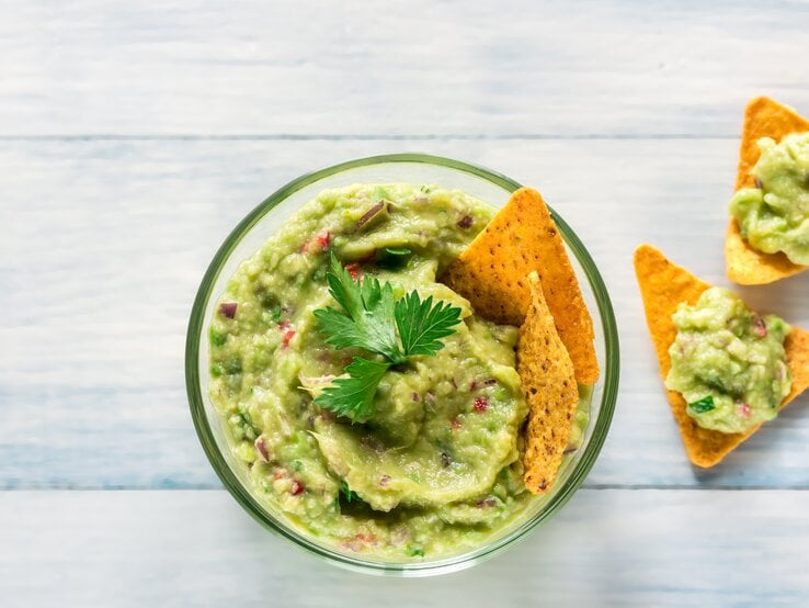 Guacamole ist der perfekte Dip für Nachos und Co. | © iStock/ AlexPro9500