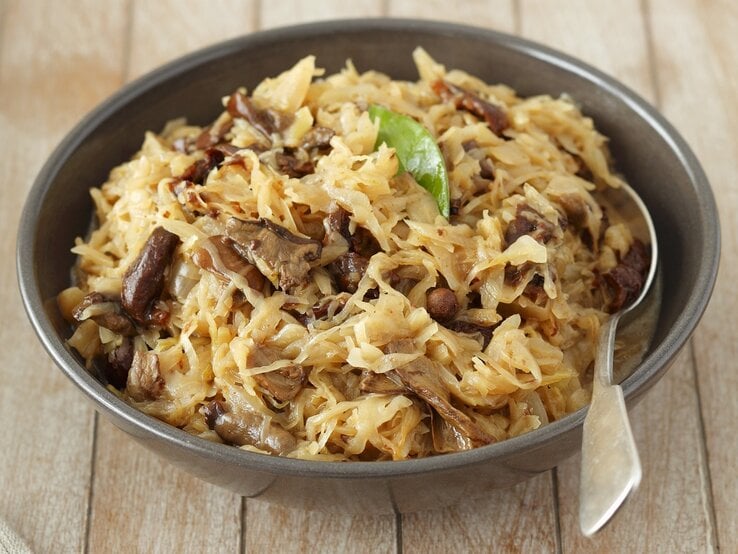 Wer den leckeren polnische Krauttopf Bigos noch nie probiert hat, wird sich direkt in diesen Klassiker verlieben. | © StockFood / Castilho, Rua