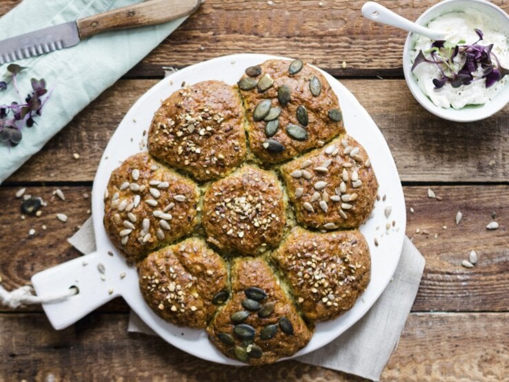 Brötchensonne auf rustikalem Holztisch von oben fotografiert.