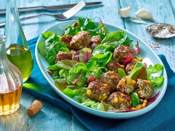 Zucchini-Hackbällchen mit Salat | © Matthias Liebich