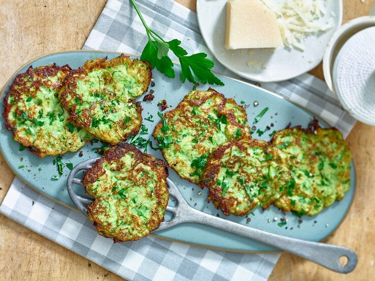 Draufsicht auf mehrere kross gebratene Zucchini-Puffer – natürlich Low Carb. | © Matthias Liebich