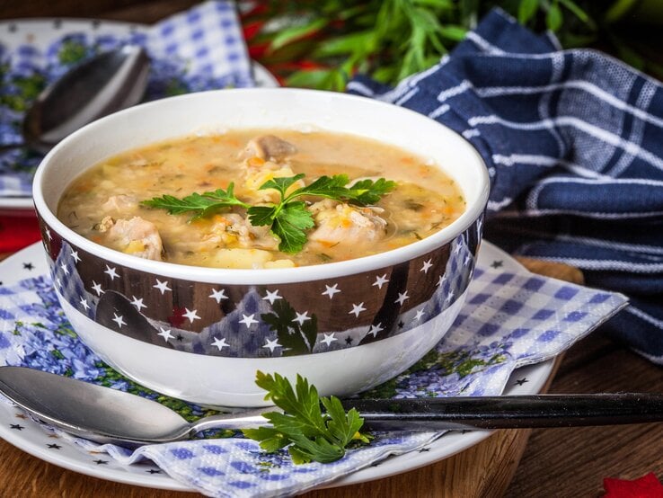 Kitschige Suppenschüssel gefüllt mit einer polnischen Graupensuppe. 