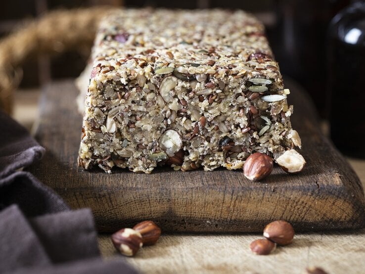 Aufgeschnittenes Kastenbrot mit vielen Nüssen und Samen. 