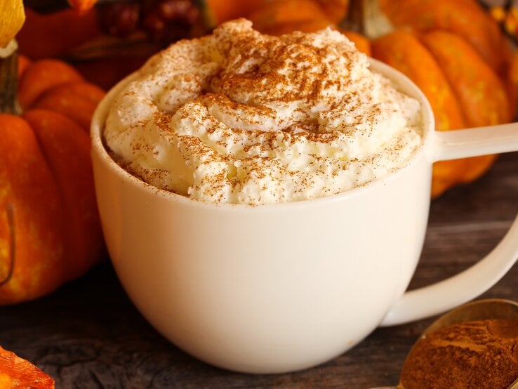 Weiße Tasse gefüllt mit Pumpkin Spice Latte. | © istock/vm2002