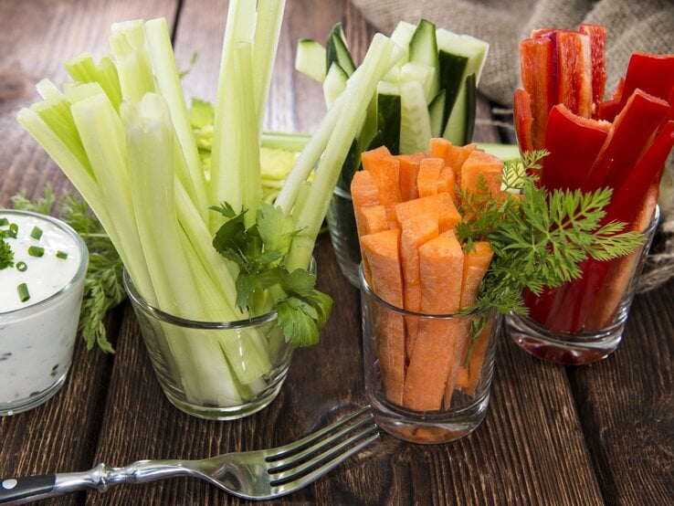 Vitamin C unterstützt den Erneuerungs- und Wachstumsprozess der Mundschleimhaut. Dies steckt in Gemüse. Zudem regelt rohes und faserreiches Gemüse den Speichelfluss an. | © iStock / HandmadePictures