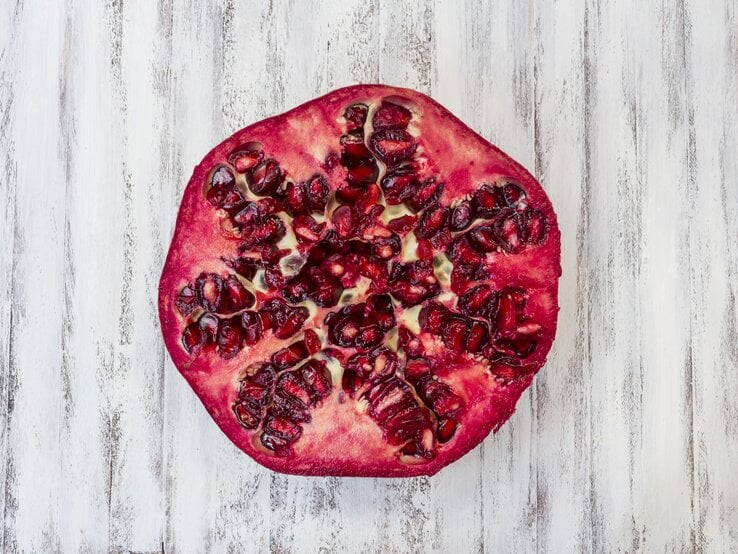 Zwar enthält der Granatapfel nicht so viel Vitamin C, wie ihm gern nachgesagt wird (lediglich 10mh pro 100 Gramm), aber er stabilisiert den Blutzuckerspiegel, hemmt Entzündungen und hilft der Verdauung auf die Sprünge. | © istock/alexrvan