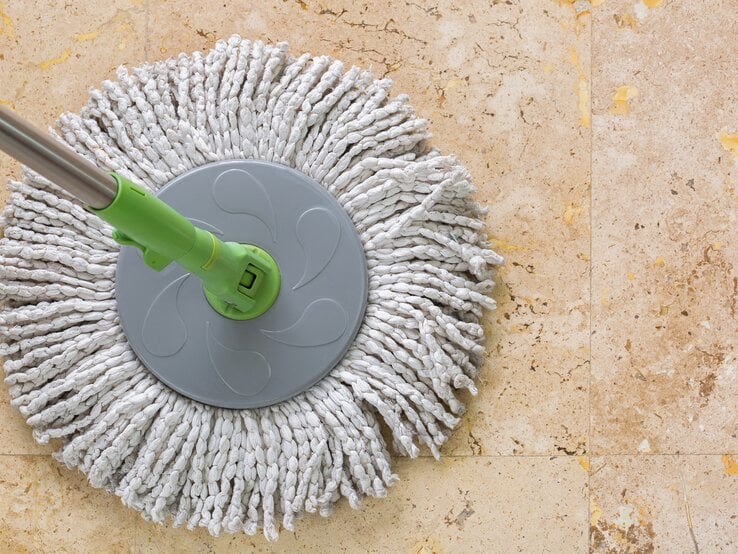 Marmorboden Wischer | © iStock / sasimoto