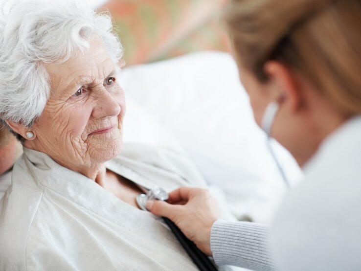 Chronische ischämische Herzkrankheit: Die chronisch ischämische (ischämisch bedeutet mangelhaft durchblutet) Herzerkrankung ist eine Durchblutungsstörung des Herzmuskels, die länger als vier Wochen dauert. Häufig wird sie auch koronare Herzkrankheit (KHK) genannt. In Deutschland leiden etwa 1 Million Menschen an dieser Krankheit. Die häufigste Ursache dieser Krankheit ist einer Verkalkung der Herzkranzgefäße. Dabei können ein oder mehrere Herzkranzgefäße betroffen sein. Wenn die Durchblutung stark eingeschränkt ist, kann auch der Herzmuskel Schaden nehmen.  Das Gefährliche an der chronisch ischämischen Herzkrankheit ist, dass auch ohne Symptome bereits eine starke Verengung der Herzkranzgefäße vorliegen kann. <b><a href="https://www-bildderfrau-de.review.software-moling.com/gesundheit/krankheiten/article208460759/Brustschmerzen-Angina-pectoris-Frauen-haben-andere-Symptome.html">Erfahren Sie hier mehr.</a></b> | © iStock/kupicoo