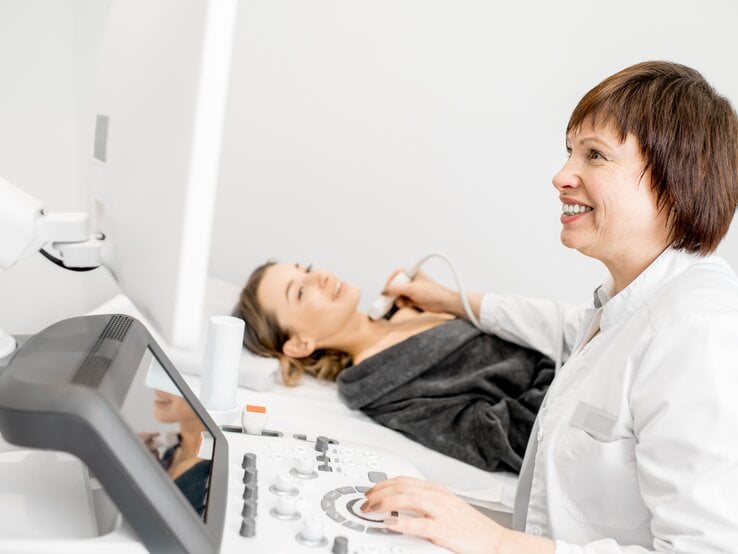 Nichttoxisches Struma  (Vergrößerung der Schilddrüse): Die häufigste Schilddrüsenveränderung ist die durch Jodmangel hervorgerufene Vergrößerung der Schilddrüse, im Volksmund unter dem Namen Kropf bekannt. In der Medizin wird diese Erkrankung Struma genannt. Häufigste Ursache für die Vergrößerung ist eine mangelnde Jodzufuhr. Um das wenige Jod optimal zu verwerten, bildet die Schilddrüse mehr Gewebe und schwillt somit an. Ein Kropf kann auch durch eine Schilddrüsenentzündung verursacht werden oder durch Schilddrüsenknoten.  <b><a href="https://www-bildderfrau-de.review.software-moling.com/gesundheit/krankheiten/article207536983/Schilddruesenunterfunktion-Wie-Sie-trotzdem-abnehmen-koennen.html">Erfahren Sie hier mehr.</a></b> | © iStock/RossHelen