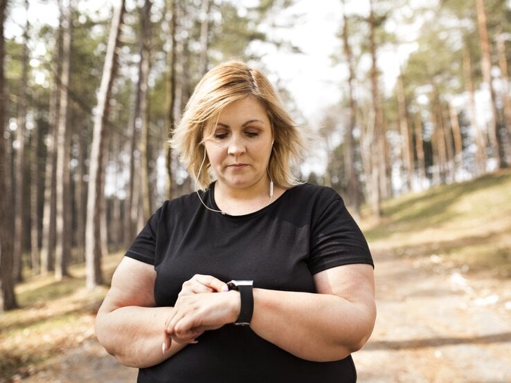 Adipositas (Fettleibigkeit): Laut Weltgesundheitsorganisation (WHO) hat sich die Zahl der Menschen mit Übergewicht in den letzten 20 Jahren verdreifacht. Hauptgrund von Adipositas ist vor allem eine zu fettige und kalorienreiche Ernährung und zu wenig Bewegung. Von Adipositas sprechen Mediziner, wenn der BMI (Body-Mass-Index) höher als 30 liegt. Zum Vergleich: Normalgewichtige Menschen haben einen BMI von 18,5 bis 24,9.  Adipositas beeinträchtigt zahlreiche Organsysteme und kann daher ausgeprägte körperliche Beschwerden und Folgeerkrankungen hervorrufen.  <b><a href="https://www-bildderfrau-de.review.software-moling.com/gesundheit/krankheiten/article208649125/Adipositas-Ursachen-und-Behandlungsoptionen.html">Erfahren Sie hier mehr.</a></b> | © iStock/GrapeImages