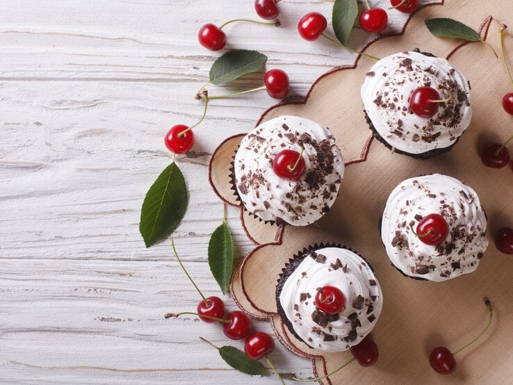 Schwarzwälder-Kirsch-Törtchen.