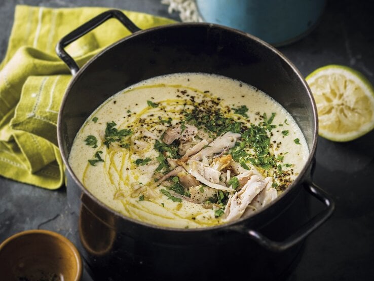 Griechische Hühnersuppe mit Zitrone und Reis in einem Topf/ Draufsicht, schräg