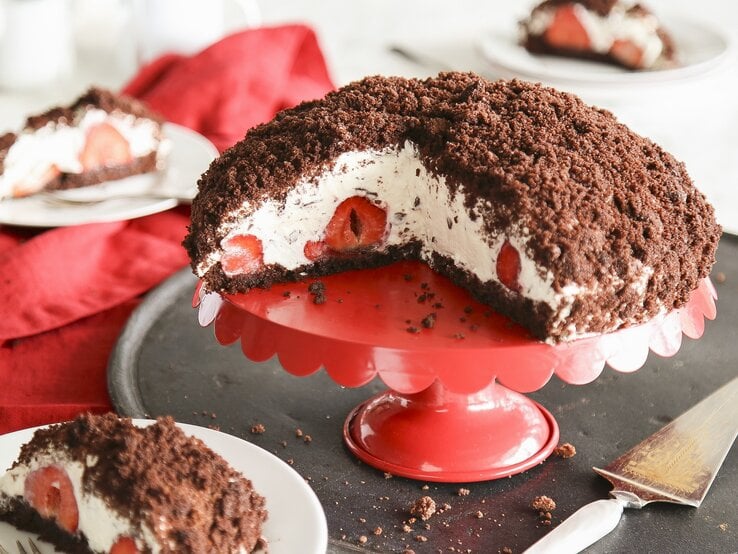 angeschnittener Maulwurfkuchen mit Erdbeeren auf einer Etagere.  | © StockFood