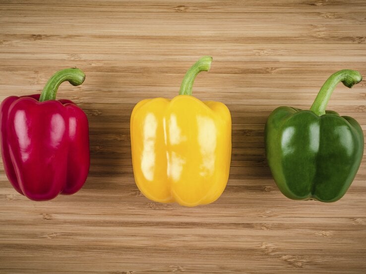 Eine große Paprika (200 g) hat 40 kcal. Dazu 1 EL Kräuterquark (30 % Fett) hat zusammen 70 kcal. | © iStock/StockImages_AT