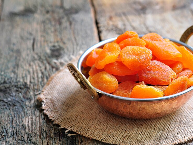 100 ml Buttermilch gemischt mit 25 g kleingeschnittenen Aprikosen haben 95 kcal und sind ein leckerer Snack. | © iStock/Tetiana_Chudovska