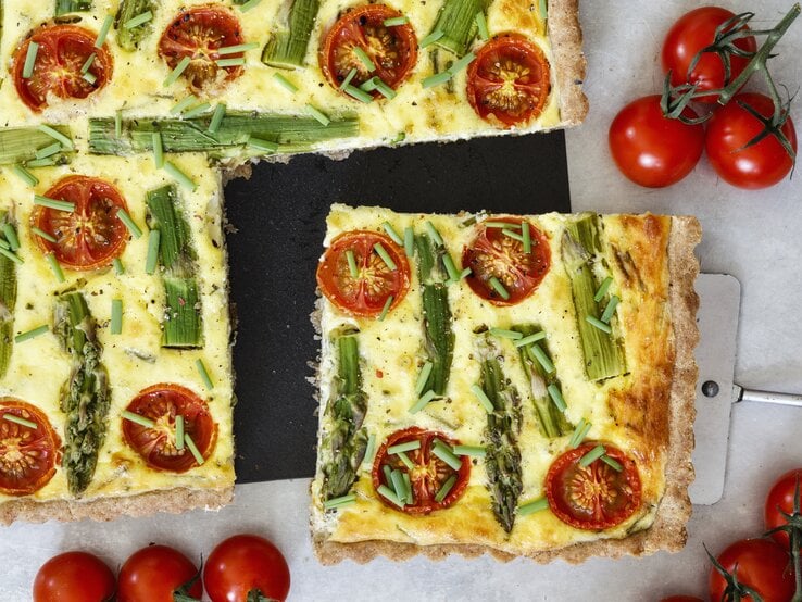 Spargelquiche mit Feta und Tomaten