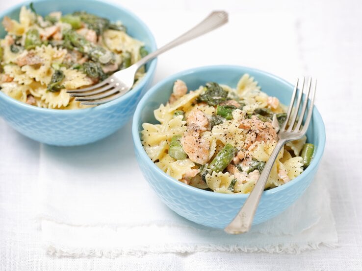 Gutes kann so einfach gehen. So wie dieses Rezept für Pasta mit Lachs-Sahne-Soße und grünem Spargel.