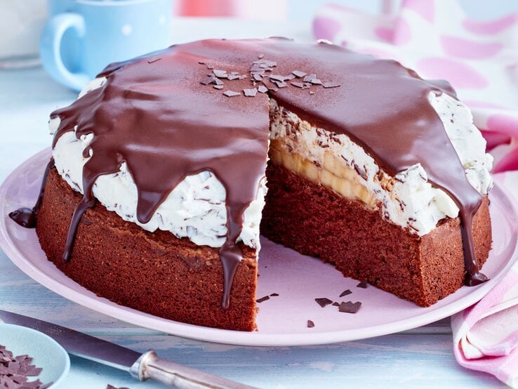 Bananen-Schoko-Torte auf Kaffeetisch | © EAT CLUB / Isabell Triemer