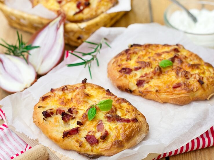 Pizzabrötchen mit Schmand