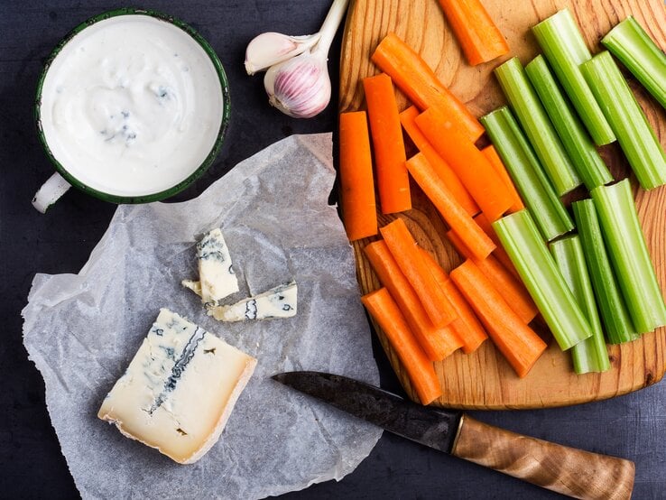 Gorgonzola-Dip und Rohkost-Sortiment auf Untergrund.  | © GettyImages/istetiana