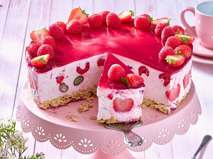 Beeren-Quark-Torte auf einem rosa Tortenteller.  | © Matthias Liebich