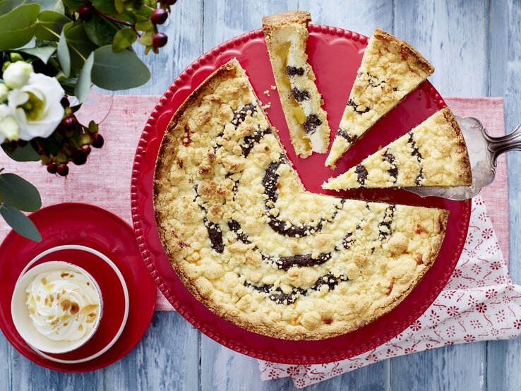 Apfel-Streusel-Kringelkuchen mit Skyr und Mohn