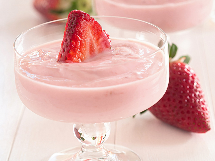 Altmodisches Foto von einer durchsichtigen Dessertschale gefüllt mit Quarkspeise