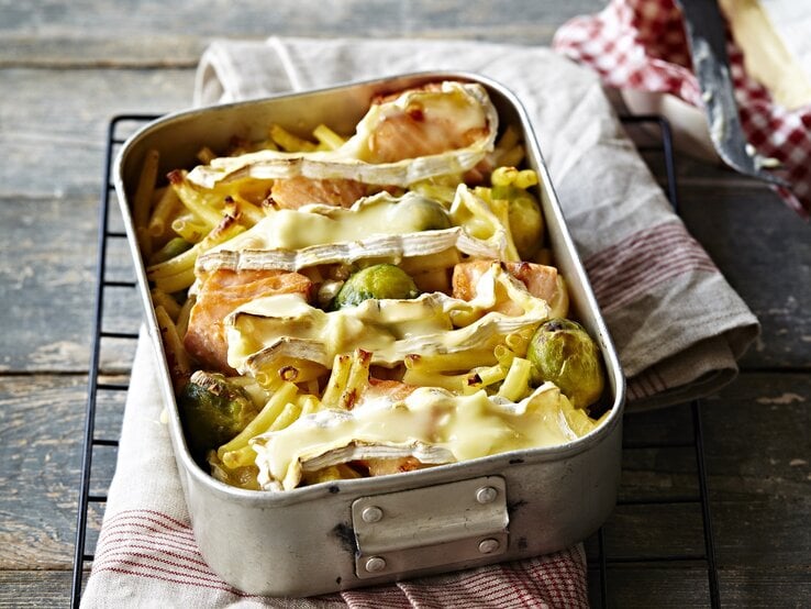 Makkaroni-Gratin mit Rosenkohl, Lachs und Camembert