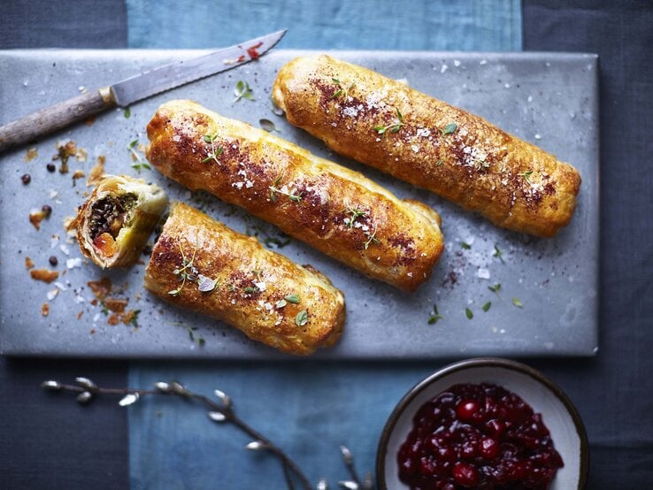 Rote-Bete-Kürbis-Wellingtons mit Grünkohlpesto | © StockFood/ Immediate Media / Good Food